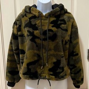 Forever 21 Camo Cropped Hoodie (EUC)